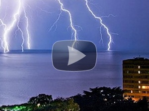 молнии бьют в море на фоне отеля молнии бьют в море на фоне отеля